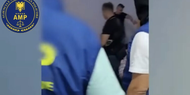 Përmbyset krevati/ Kolegët i hidhen në “fyt” efektivit të policisë