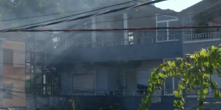 FOTO/ Kjo është vila që u përfshi nga flakët në Tiranë