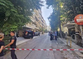 E tmerrshme/ Polici çoi fëmijët në shkollë, kthehet në shtëpi vret gruan dhe veten