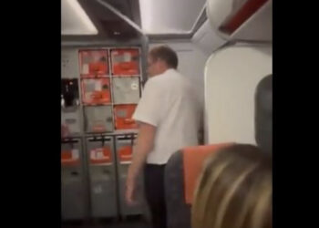 VIDEO/ Çifti kapet ‘mat’ duke bërë seks në tualetin e avionit, pasagjerët shpërthejnë në të qeshura