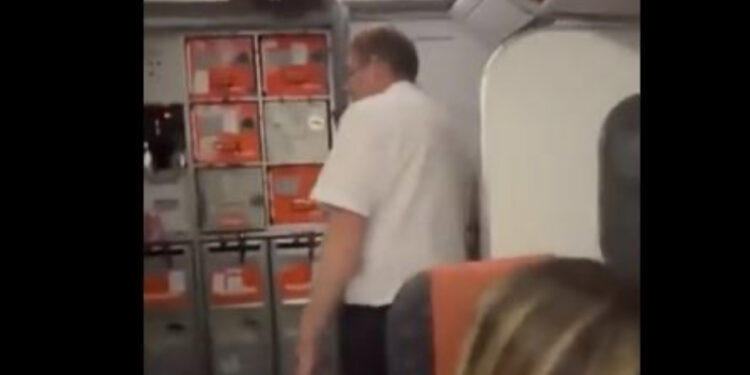 VIDEO/ Çifti kapet ‘mat’ duke bërë seks në tualetin e avionit, pasagjerët shpërthejnë në të qeshura
