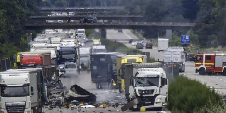 Kamioni merr para disa makina, 5 të vdekur, disa të plagosur