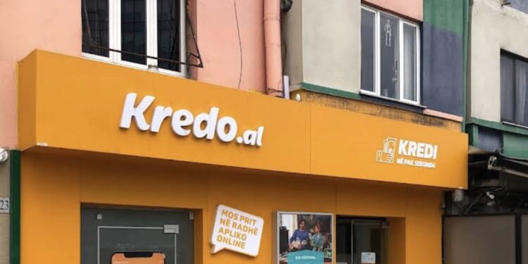 Qëndroni larg! Kredo një kompani fajdesh dhe mashtrimi, kur do të arrestohet pronari i saj?!