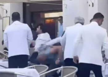 VIDEO/ Sherr me grushte dhe karrige mes kamarierëve dhe turistëve në një kafe në Venecia