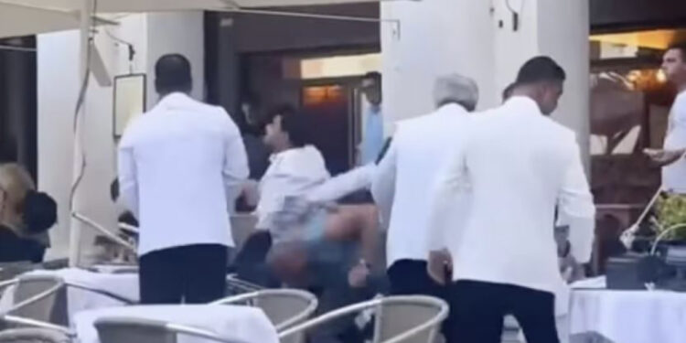 VIDEO/ Sherr me grushte dhe karrige mes kamarierëve dhe turistëve në një kafe në Venecia