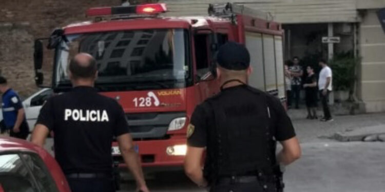 Merr flakë ish-fabrika e qelqit në Kavajë