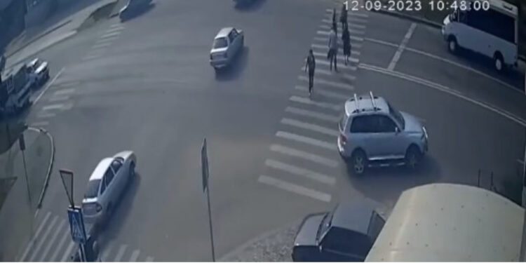 VIDEO/ Kamioni përplas për vdekje këmbësoren, largohet nga vendngjarja