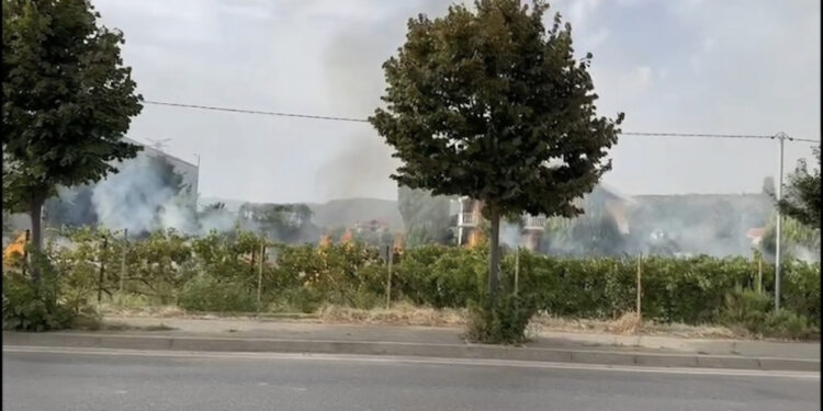 Zjarr në hyrje të Lezhës, flakët rrezikojnë një fabrikë këpucësh