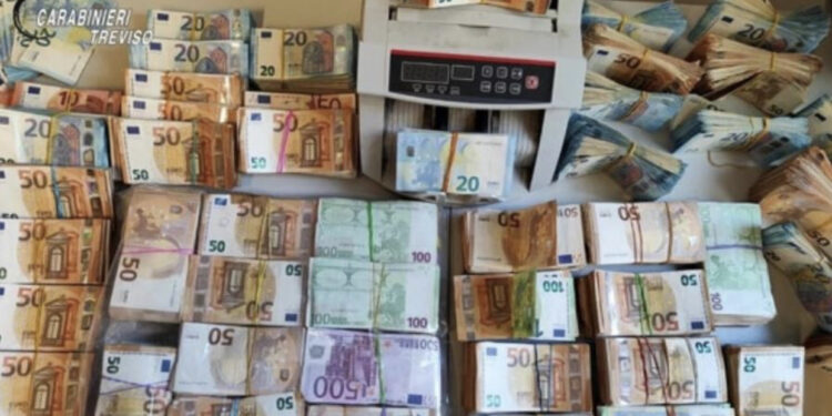 Arrestohen dy shqiptarë në Itali/ U kapën me 58 kg drogë dhe mbi 400 mijë euro, sekuestrohet edhe “fletorja e koduar”