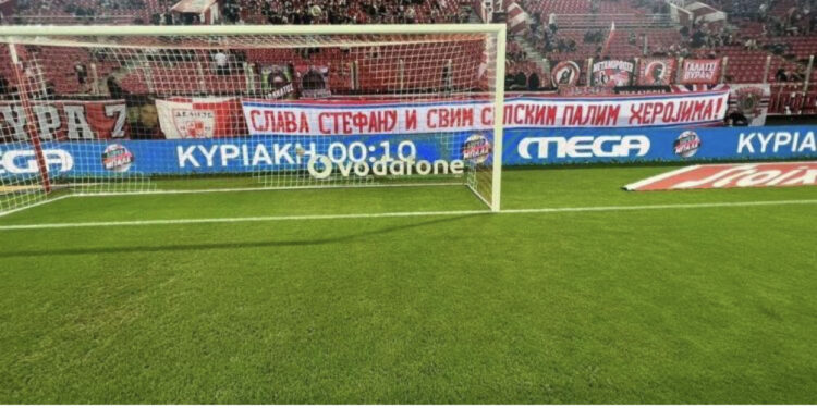 FOTO/ Nuk kanë fund incidentet, tifozët grek shpalosin banderolën “Kosova është Serbi”