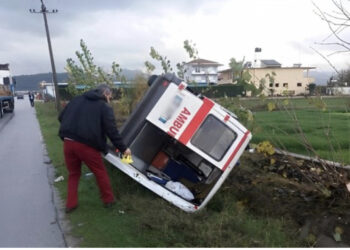 Përmbyset ambulanca! Vdes pacienti në Lushnje