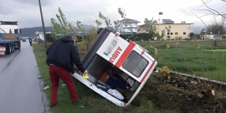 Përmbyset ambulanca! Vdes pacienti në Lushnje