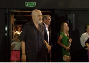 FOTO/ Pas përfundimit të Asamblesë, Rama me ministrat shkojnë në kinema, të pranishëm dhe Zaho me Lindën