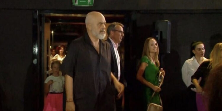 FOTO/ Pas përfundimit të Asamblesë, Rama me ministrat shkojnë në kinema, të pranishëm dhe Zaho me Lindën