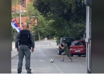 VIDEO/ Polici i Kosovës luan futboll me fëmijët serbë në Banjskë