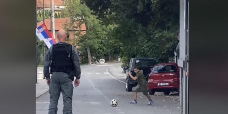 VIDEO/ Polici i Kosovës luan futboll me fëmijët serbë në Banjskë