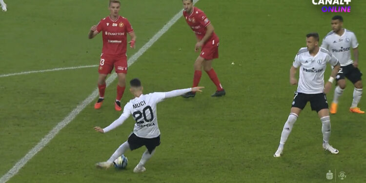 VIDEO/ Ernest Muçi shpërthen me dy gola në Poloni. Lojtar magjik
