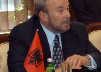 “Nuk mund të artikulojë dhe…”/ Orë të vështira për Fatos Nanon, mjekët kanë bërë një ndërhyrje duke hapur rrugën e sipërme respiratore