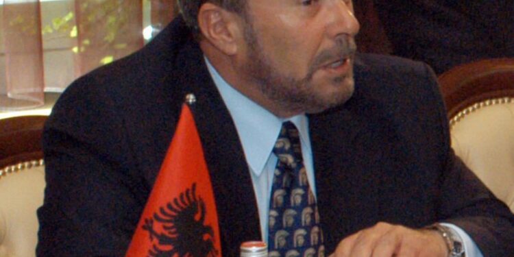 “Nuk mund të artikulojë dhe…”/ Orë të vështira për Fatos Nanon, mjekët kanë bërë një ndërhyrje duke hapur rrugën e sipërme respiratore