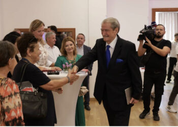 Ftesa/ Bardhi nuk ia ktheu vizitën Berishës