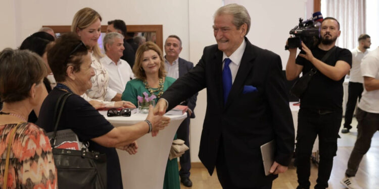 Ftesa/ Bardhi nuk ia ktheu vizitën Berishës