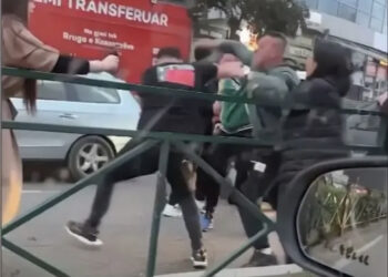 Shkelma e grushte në Tiranë, një grup personash rrahin dy të tjerë, njëri punonjës policie