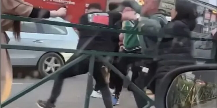Shkelma e grushte në Tiranë, një grup personash rrahin dy të tjerë, njëri punonjës policie