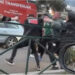 Shkelma e grushte në Tiranë, një grup personash rrahin dy të tjerë, njëri punonjës policie