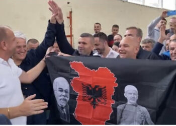 Socialistët festojnë fitoren e Kukësit me flamurin e Shqipërisë së madhe
