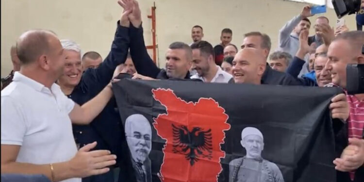Socialistët festojnë fitoren e Kukësit me flamurin e Shqipërisë së madhe