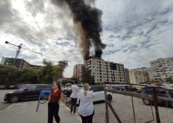 Qytetarë që luten, të tjerë dalin me vrap, flaka në qiell! Çfarë po ndodh në Tiranë?