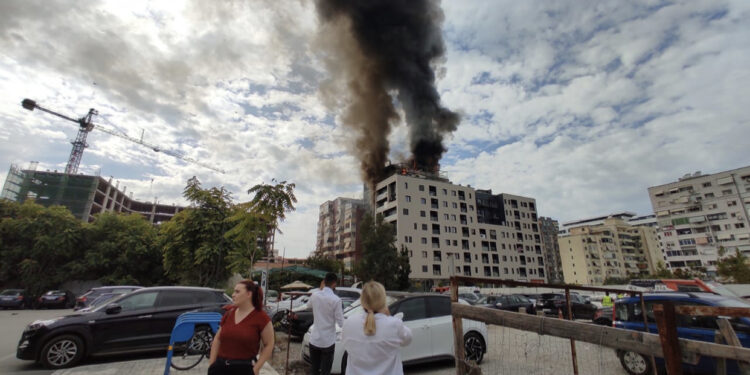 Qytetarë që luten, të tjerë dalin me vrap, flaka në qiell! Çfarë po ndodh në Tiranë?