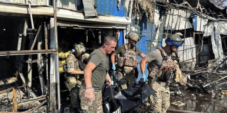 Del video e shpërthimit të fuqishëm, të paktën 17 të vdekur nga sulmi rus në Ukrainë