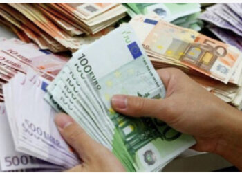 Këmbimi valutor/ Me sa blihen e shiten dollari dhe euro, çfarë ndodh me monedhat e tjera