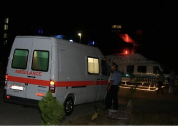 Hidhet nga kati i pestë i pallatit 45-vjeçarja në Tiranë, dërgohet me urgjencë në spital