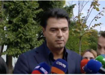 Sa deputetë ke? Basha acarohet me gazetarët dhe ikën: Mos bërtit!