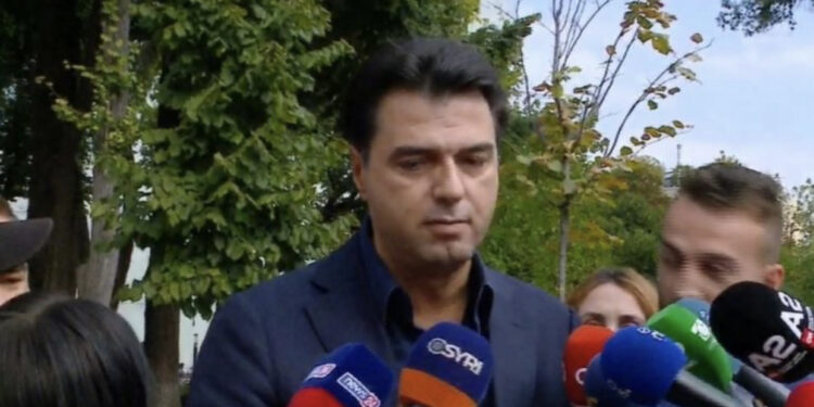 Sa deputetë ke? Basha acarohet me gazetarët dhe ikën: Mos bërtit!