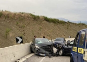 Aksident në Delvinë, polici përplaset kokë më kokë me turistët italianë