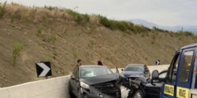 Aksident në Delvinë, polici përplaset kokë më kokë me turistët italianë