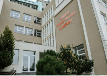 Gjimnazisti hedh spraj me spec djegës! Nxënësit në spital në Krujë