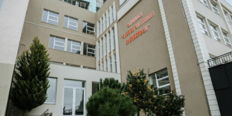 Gjimnazisti hedh spraj me spec djegës! Nxënësit në spital në Krujë