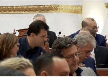 VIDEO-Bardhi debat me Bashën në Kuvend: Qesharak! Kryetar i grupit jam unë!