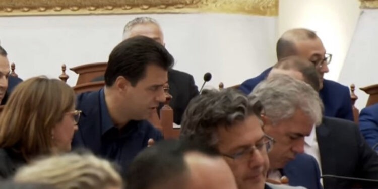 VIDEO-Bardhi debat me Bashën në Kuvend: Qesharak! Kryetar i grupit jam unë!