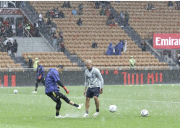 Stuhi dhe rrebesh! Topi “ngec” në fushë në Milano