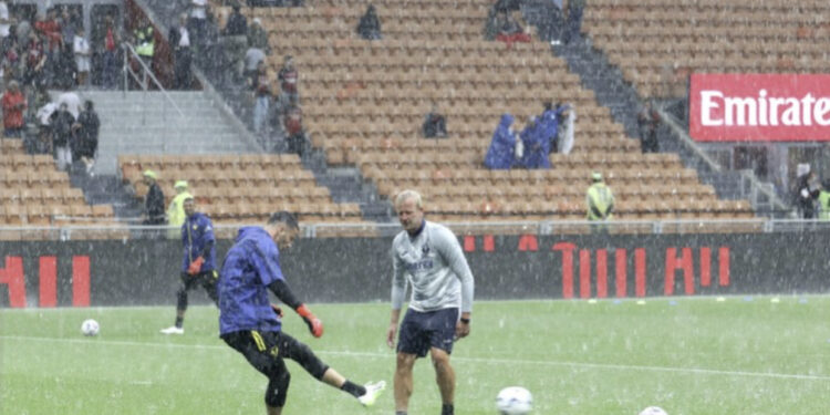 Stuhi dhe rrebesh! Topi “ngec” në fushë në Milano