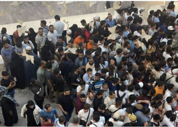 VIDEO/ Kaos për iPhone 15 në Dubai, njerëzit përleshen me njëri-tjetrin për të marrë telefonin e ri