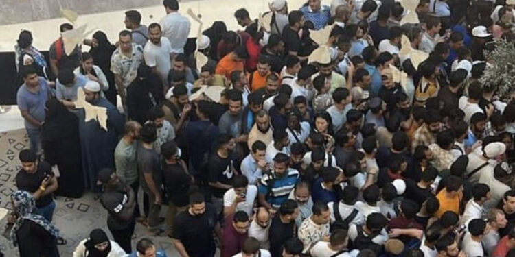 VIDEO/ Kaos për iPhone 15 në Dubai, njerëzit përleshen me njëri-tjetrin për të marrë telefonin e ri