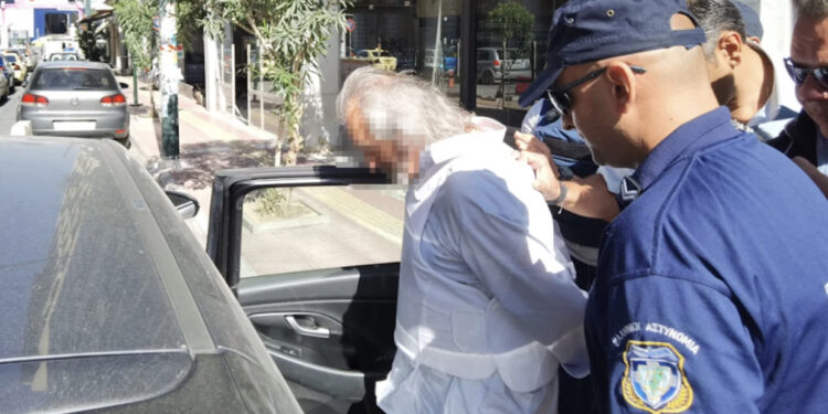 Ekzekutoi me pushkë shqiptarin për një parking, 68-vjeçari grek paraqitet në Gjykatë me antiplumb