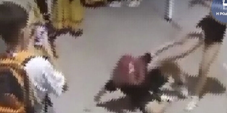 PAMJE TË RËNDA/ Rrahje brutale mes vajzave të mitura me grushte dhe shqelma