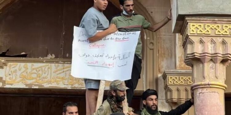 Përmbytja “Biblike” në Libi, banorët djegin shtëpinë kryetarit të Bashkisë